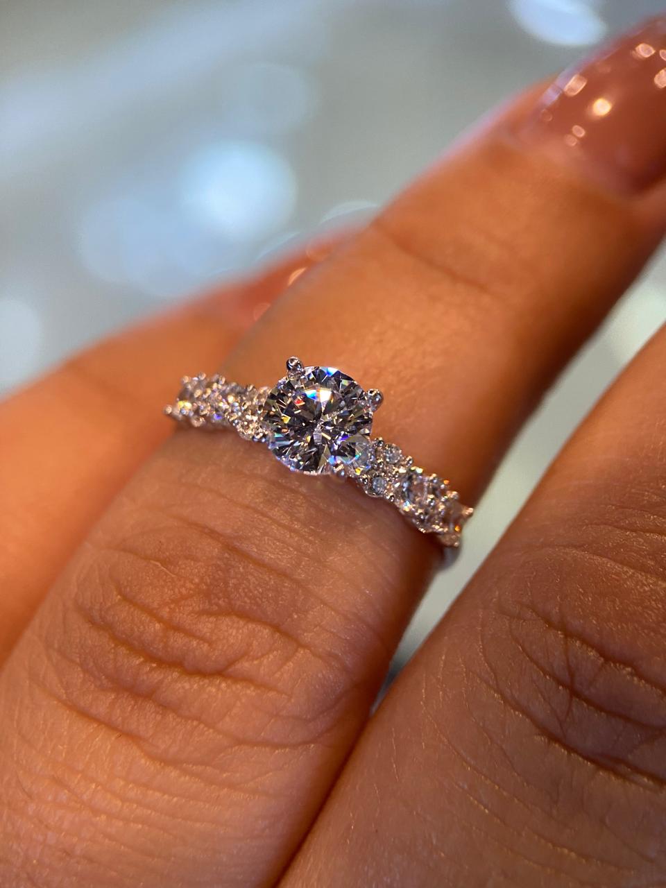 Adjustable Diamond Ring With Led Light Box