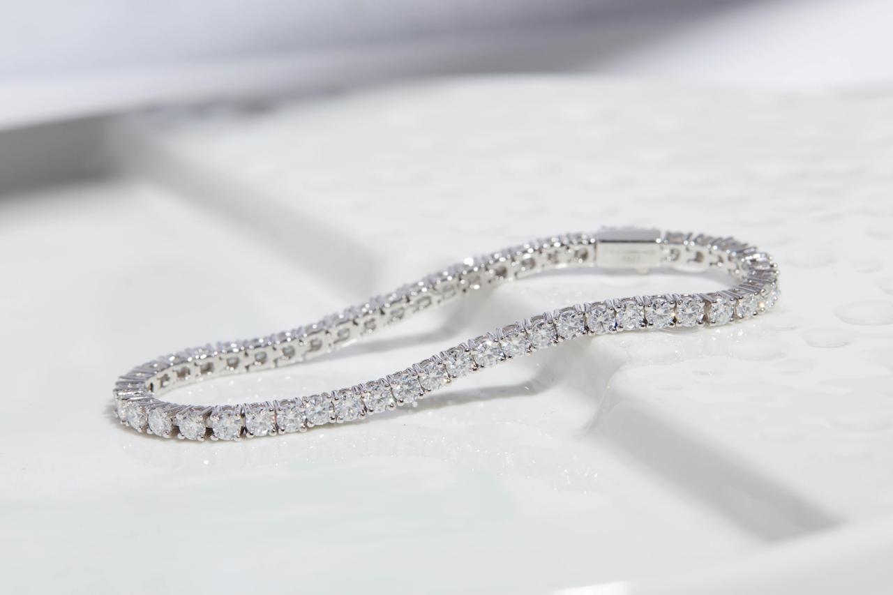 Diamond Tennis Bracelet With Led Light Box